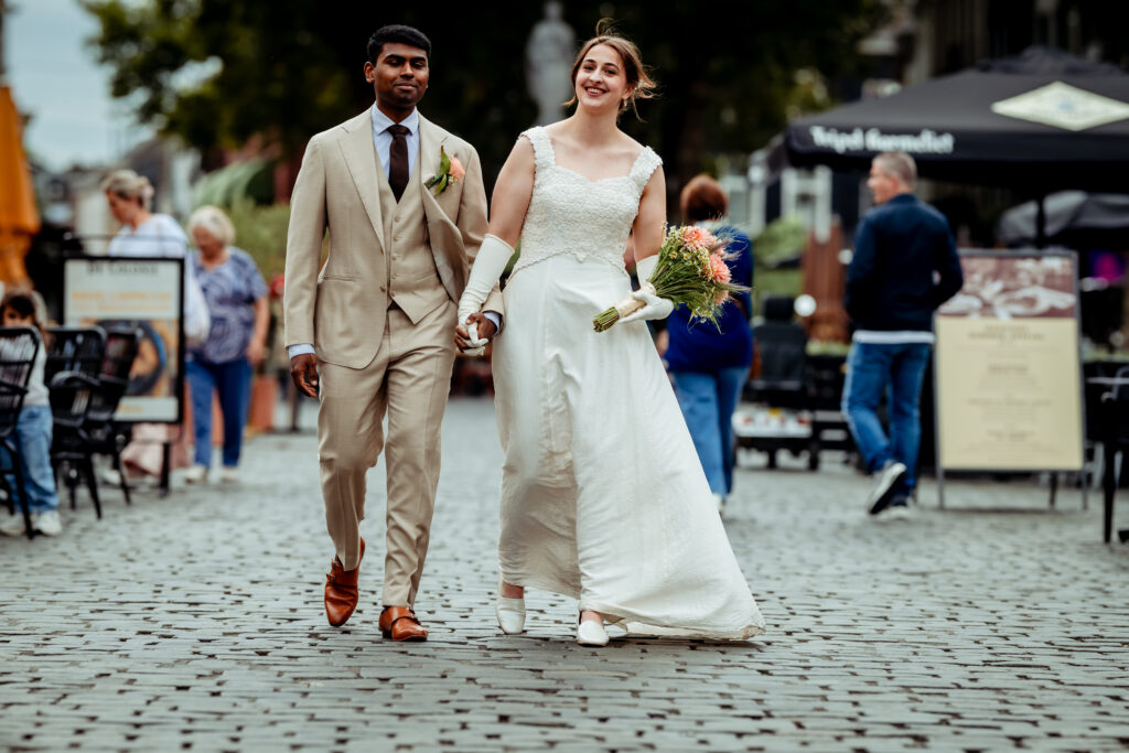 Bruidspaar tijdens een ontspannen moment op hun trouwdag, vastgelegd door Made by Jantine