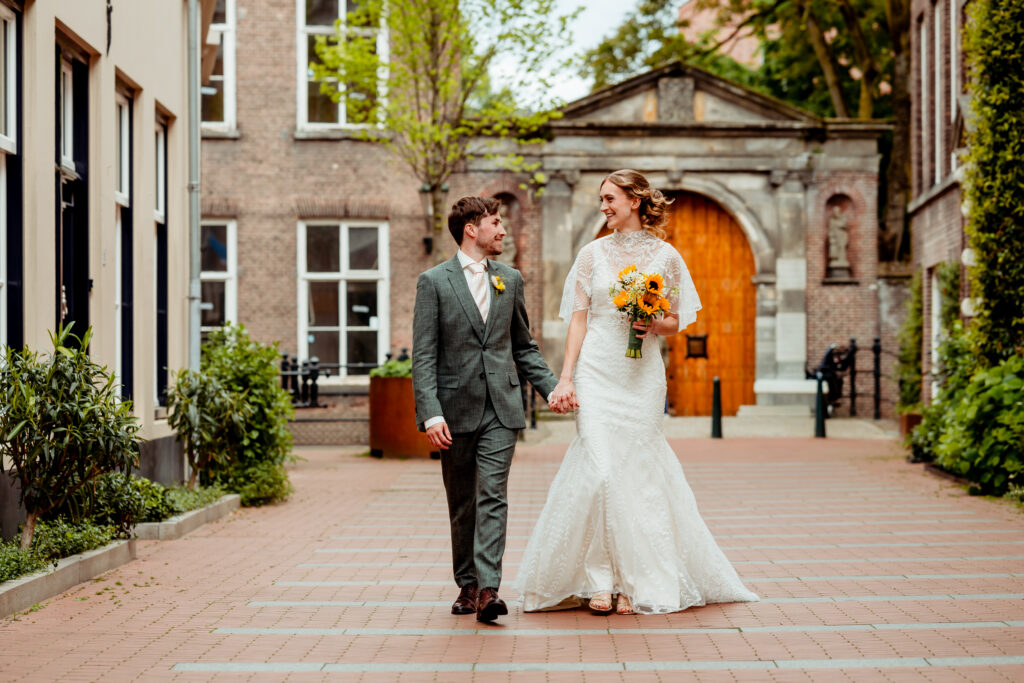 Bruid en bruidegom lachen samen tijdens een ongedwongen moment op hun trouwdag