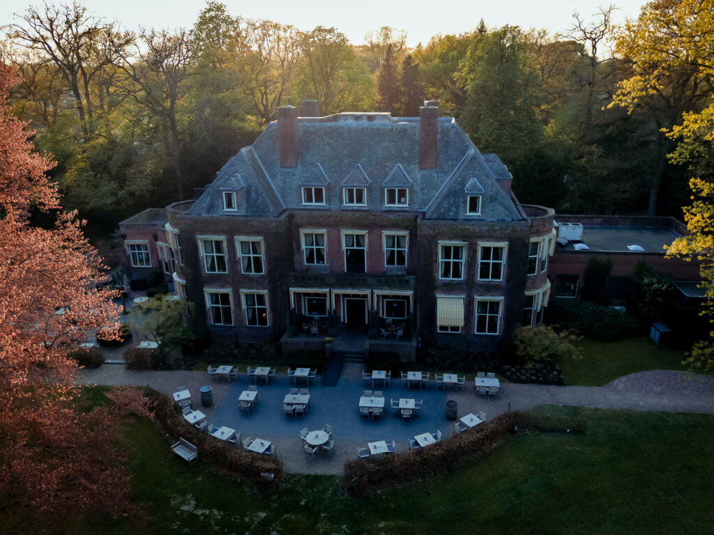 Dronefoto van een Brabants landgoed als trouwlocatie