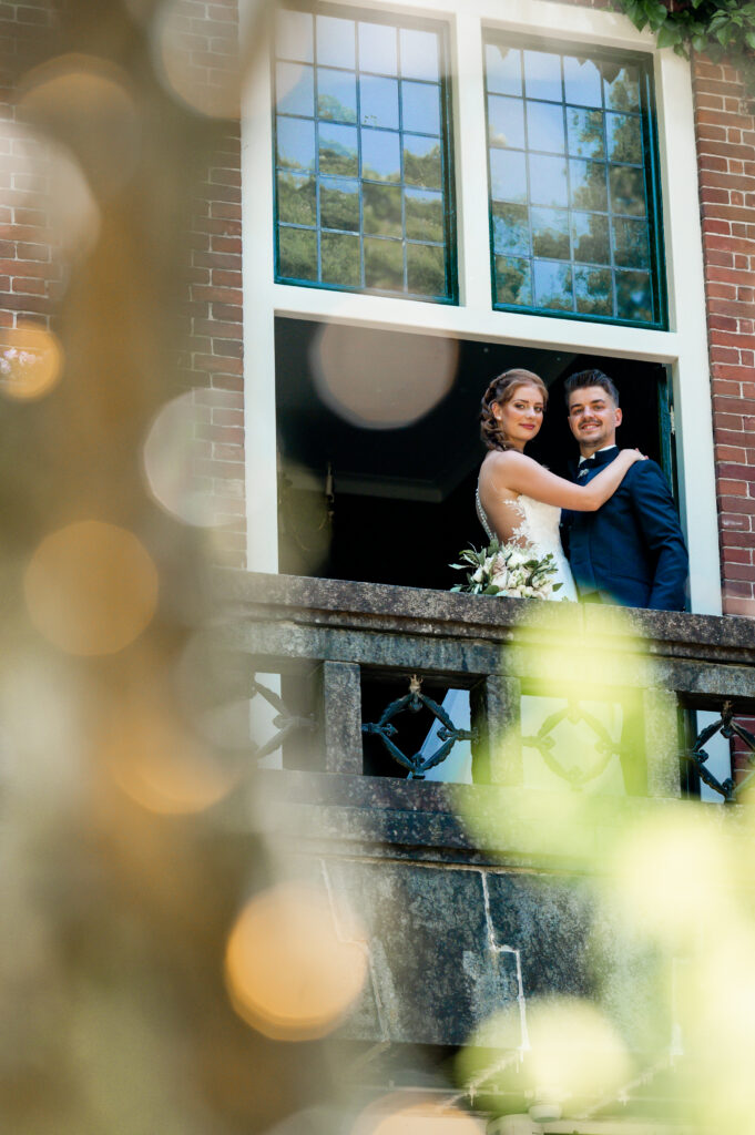 Bruidspaar tijdens loveshoot bij klassieke architectuur