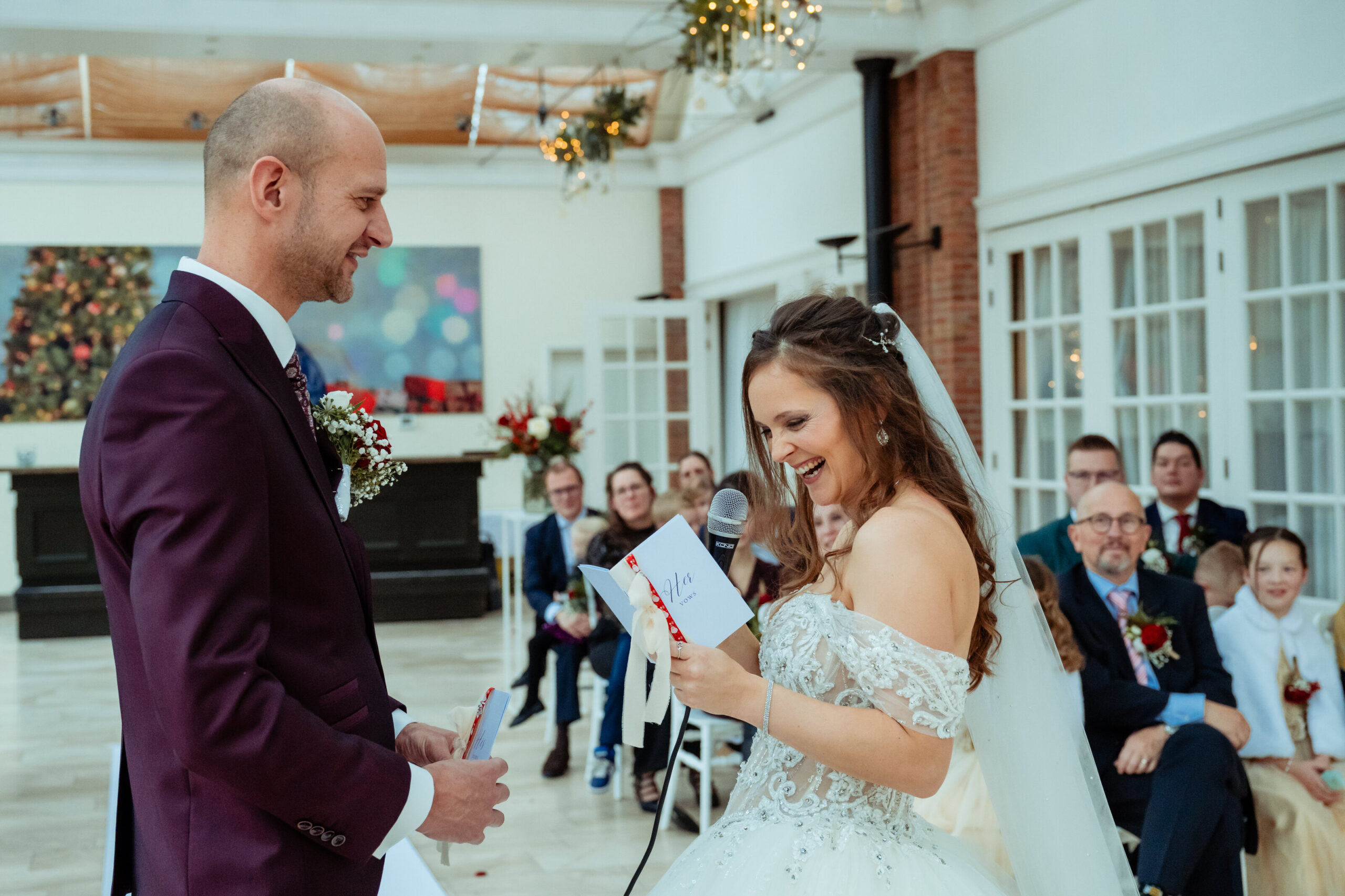 Bruid leest haar geloften voor tijdens de ceremonie bij Kasteel Maurick