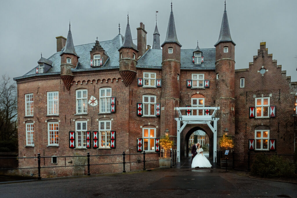 Bruidspaar voor Kasteel Maurick in Vught