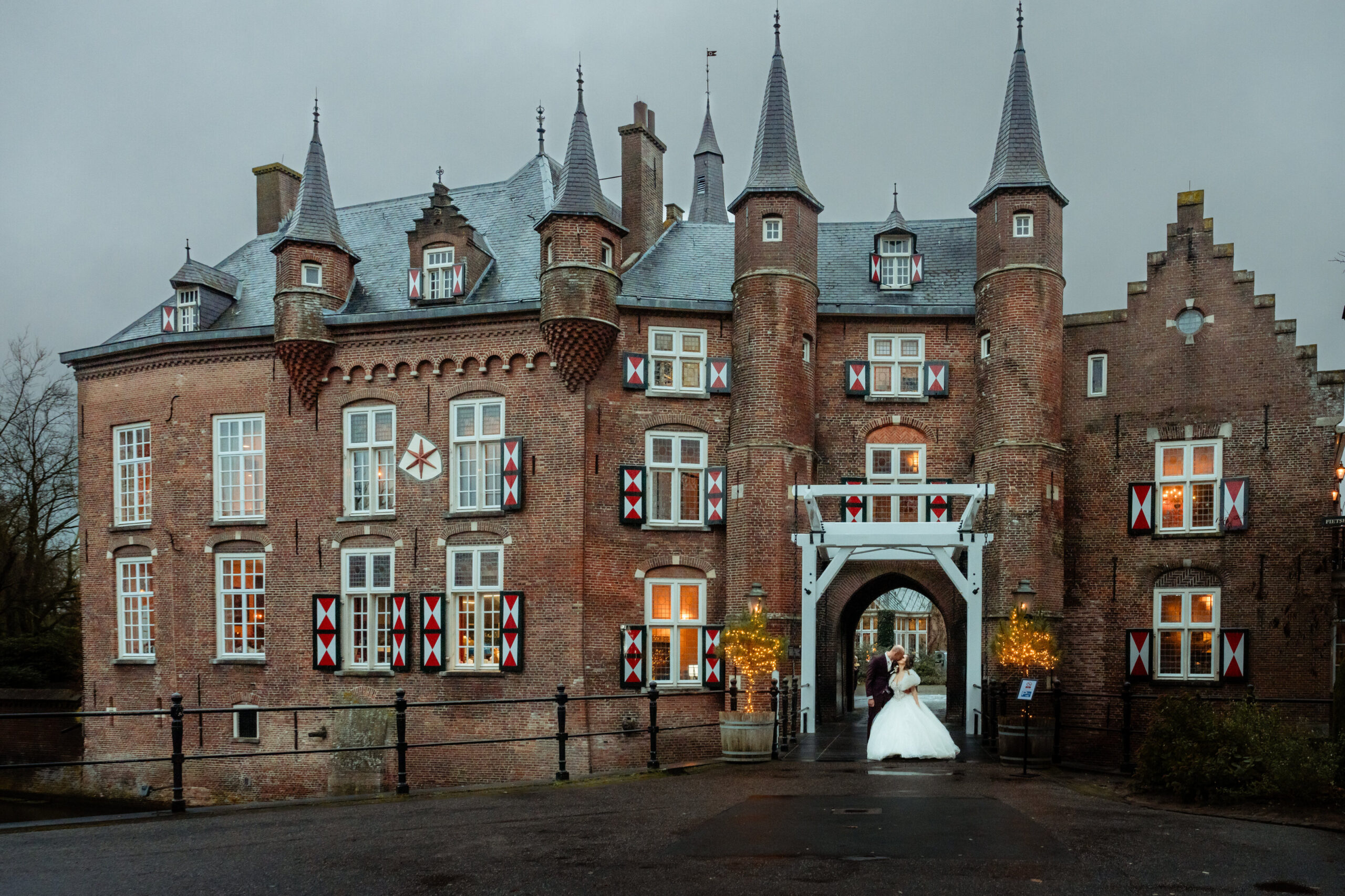 Bruidspaar voor Kasteel Maurick in Vught