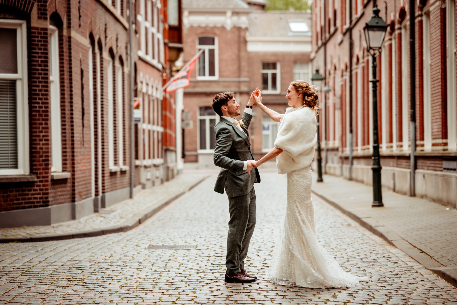 Innig moment van het bruidspaar in een straatje in Den Bosch