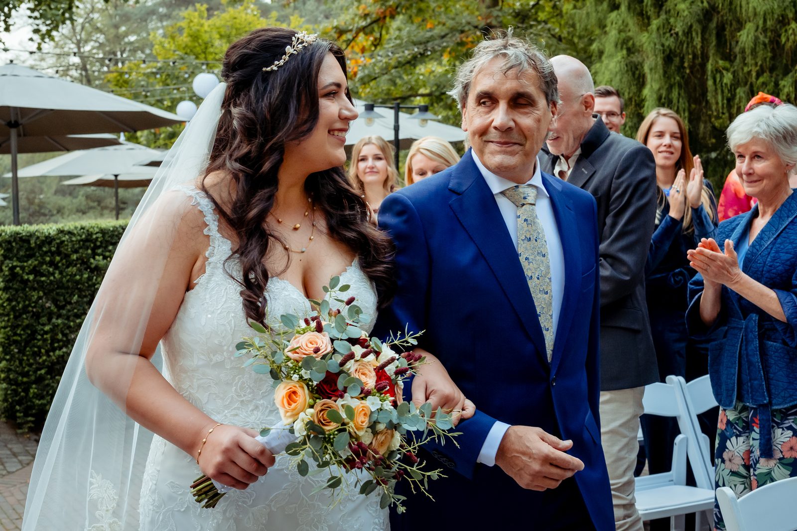 Bruid loopt binnen met haar vader tijdens de ceremonie in Tilburg