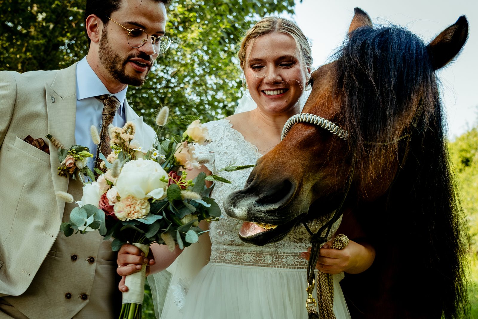Bruidspaar met een paard tijdens de fotoreportage in Tilburg