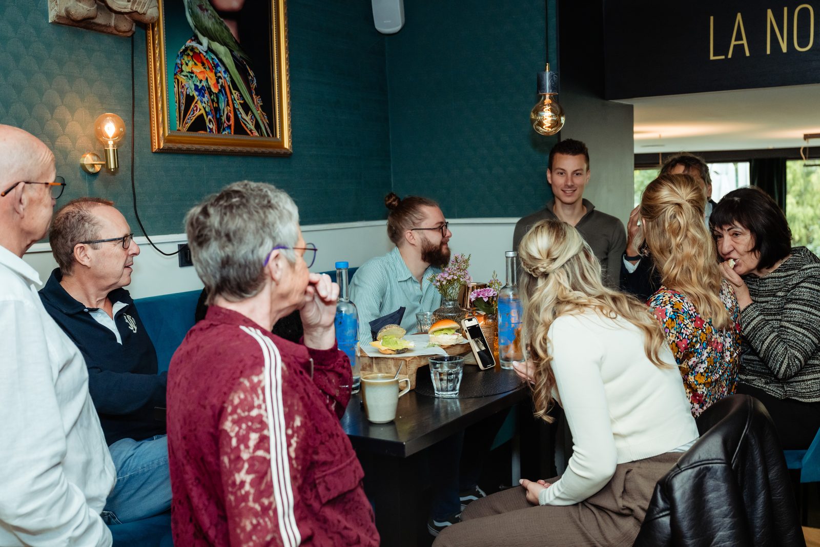 Gezellige sfeer met gasten tijdens het trouwfeest in Tilburg