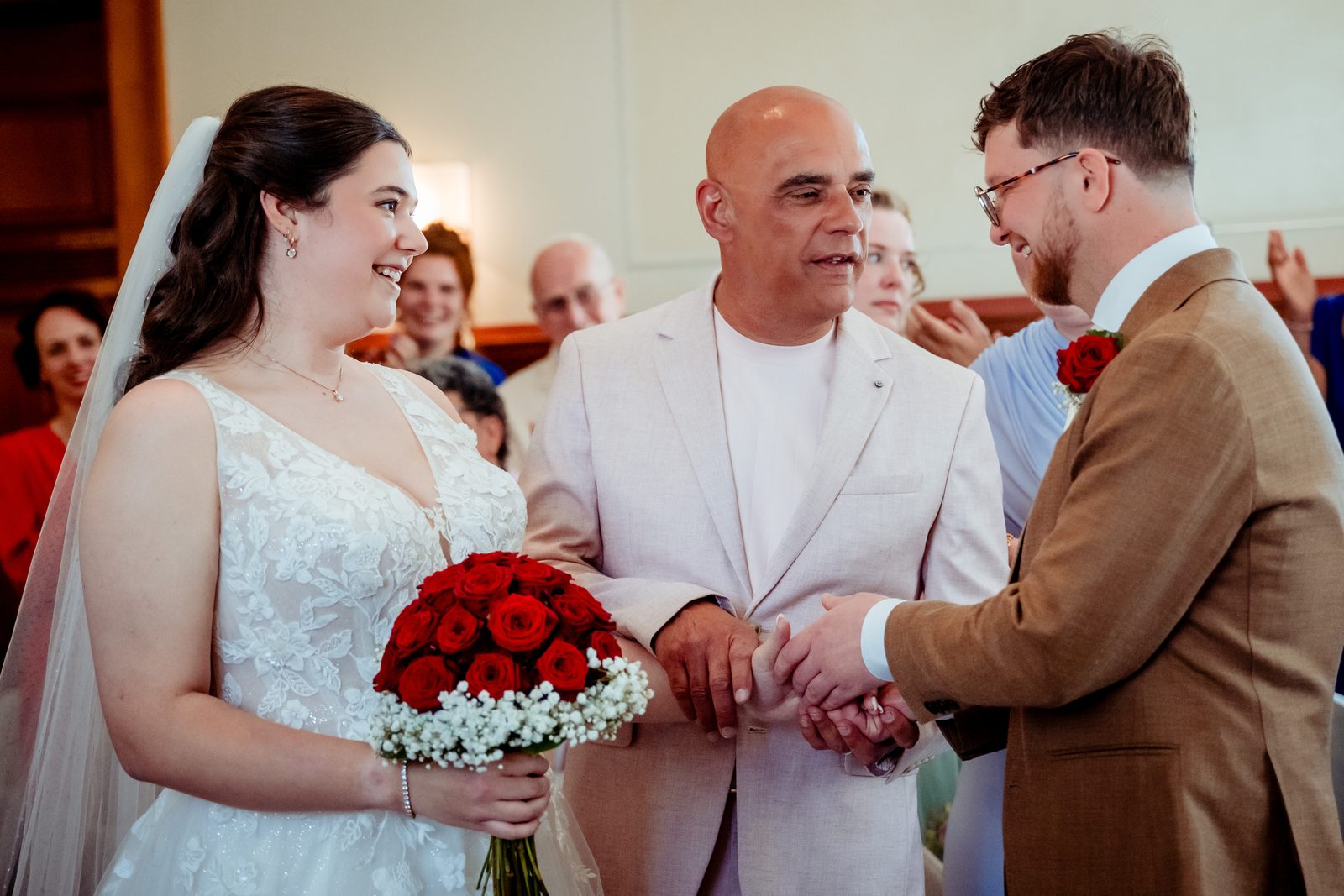 Bruidspaar met familie tijdens de ceremonie in Rotterdam