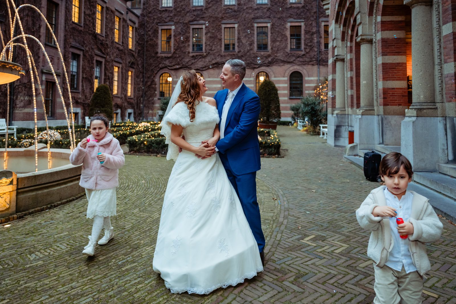 Bruidspaar bij de fontein in Rotterdam